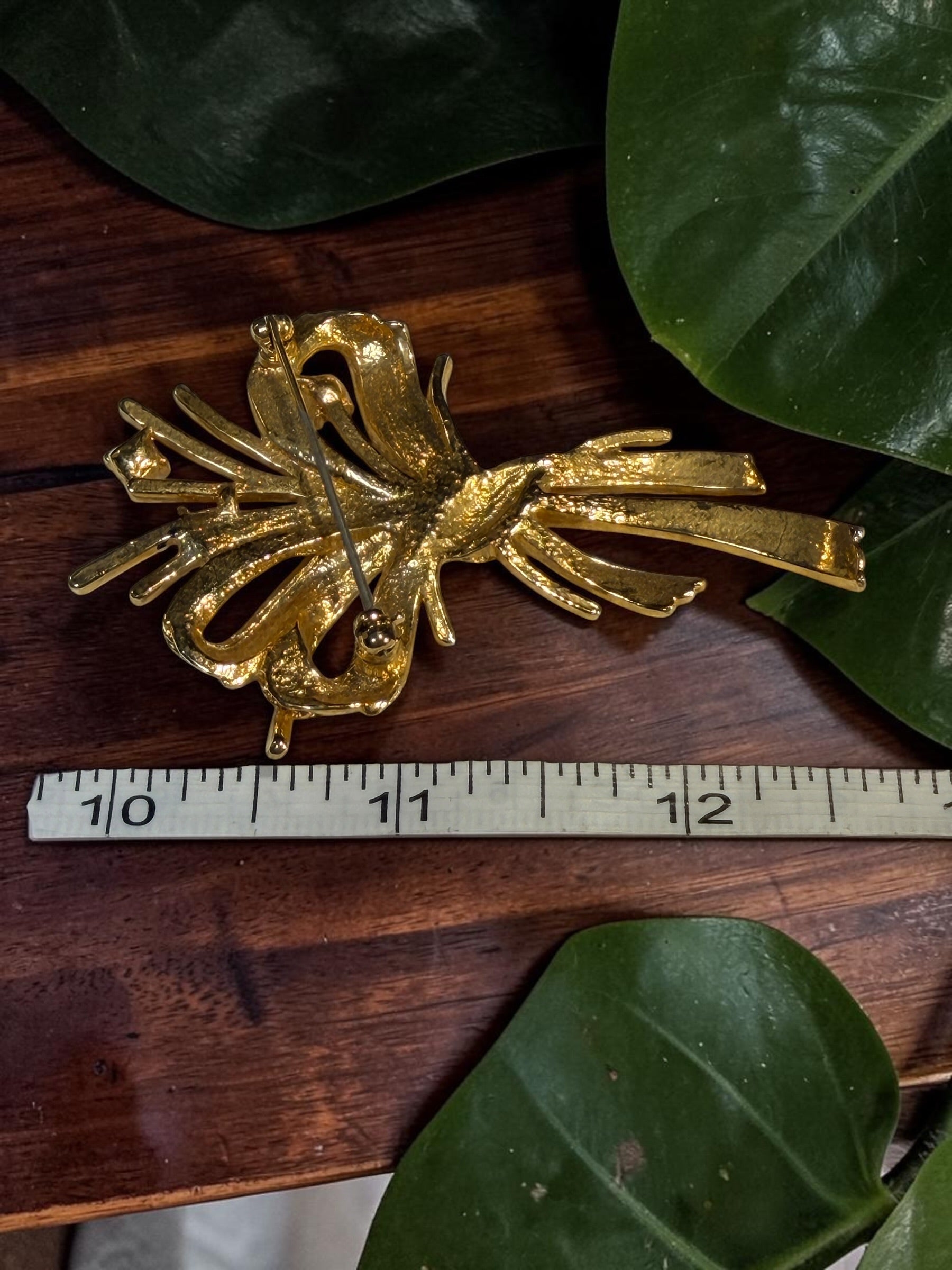 LARGE GOLD RIBBONS AND RHINESTONE BROOCH