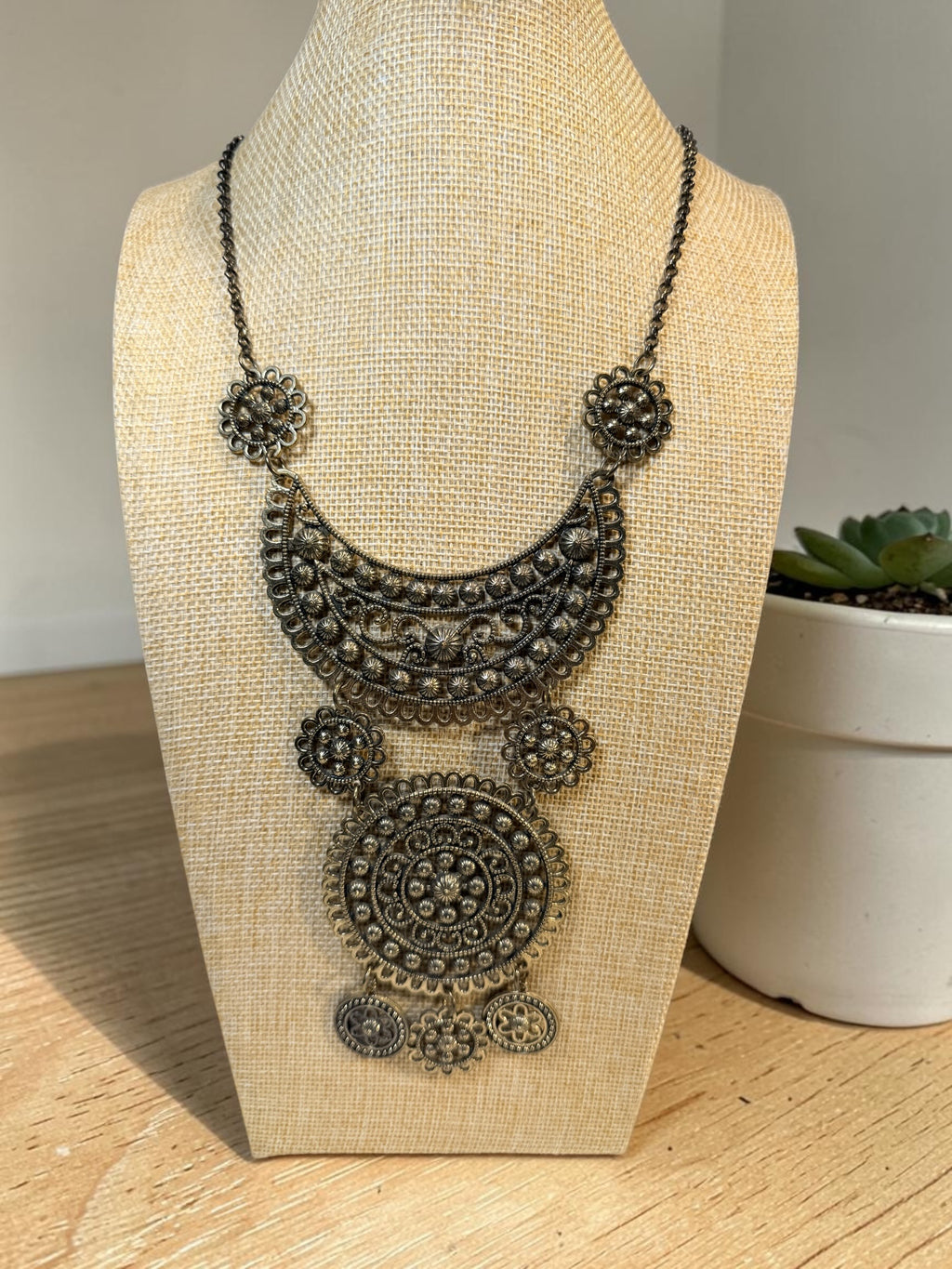 LARGE BIB PENDANT STYLE BRONZE TONE NECKLACE