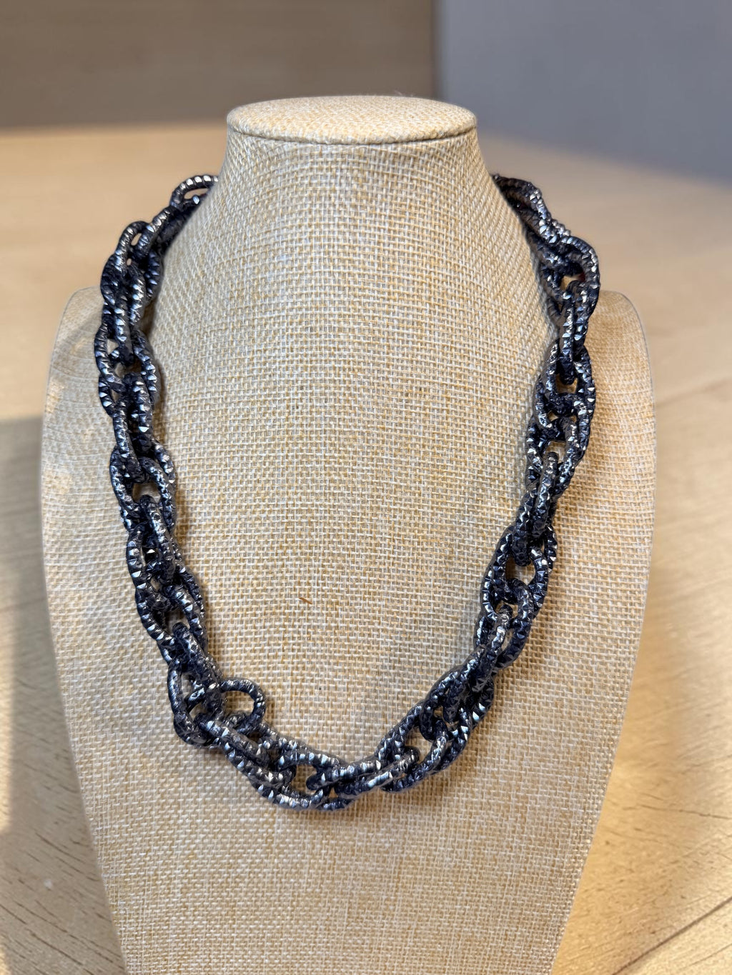 BLACK HAMMERED LINK NECKLACE