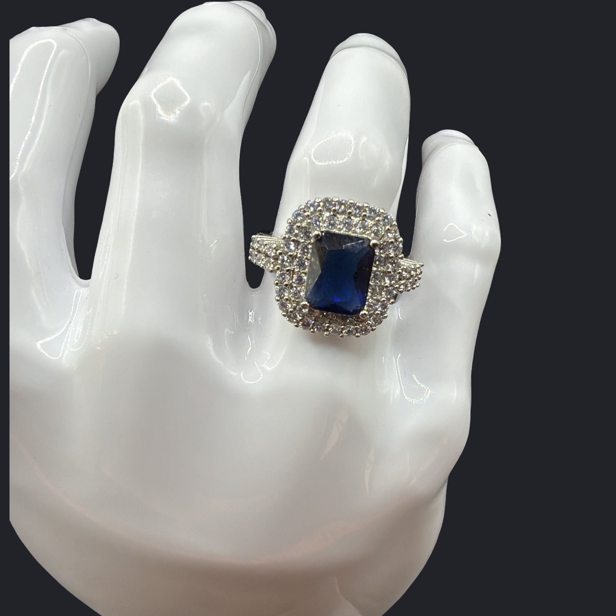 COSTUME SILVER TONE BLUE GLASS CENTER RING