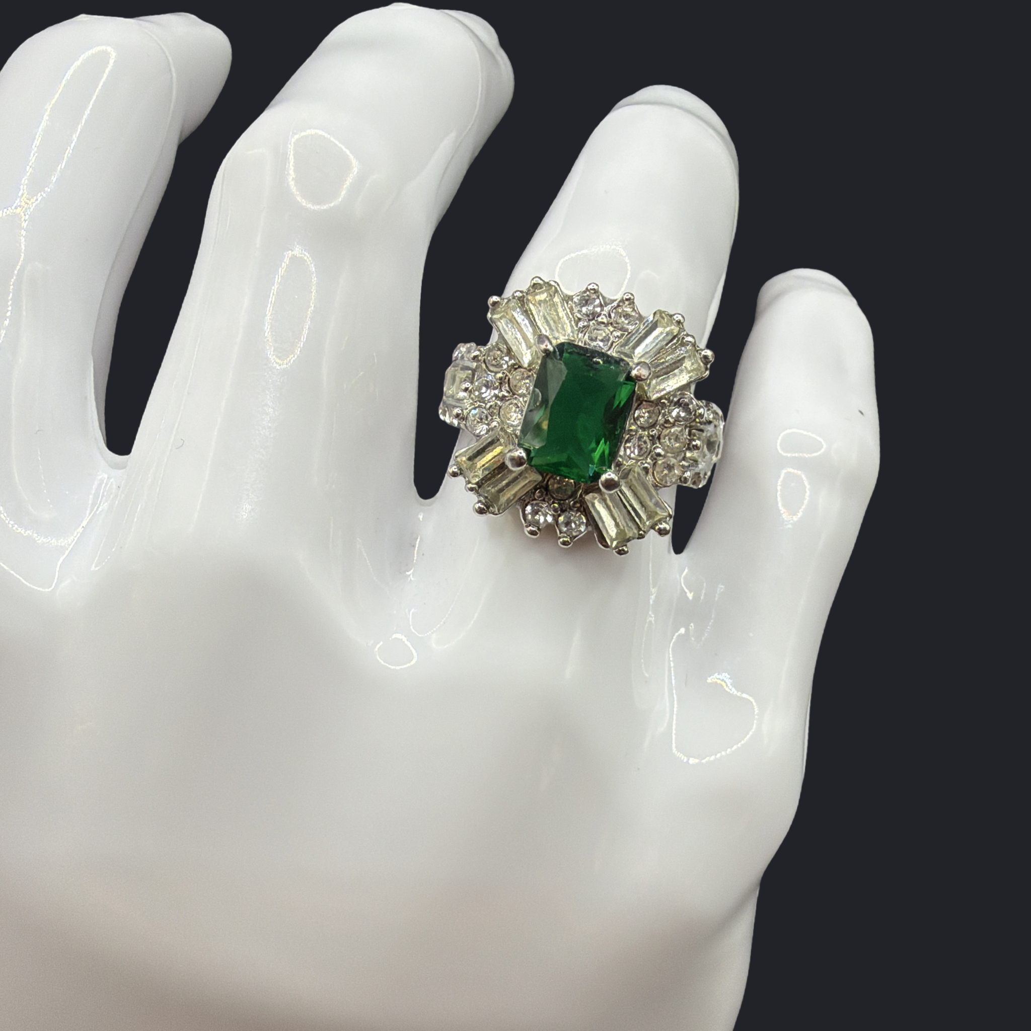 COSTUME GREEN GLASS RING