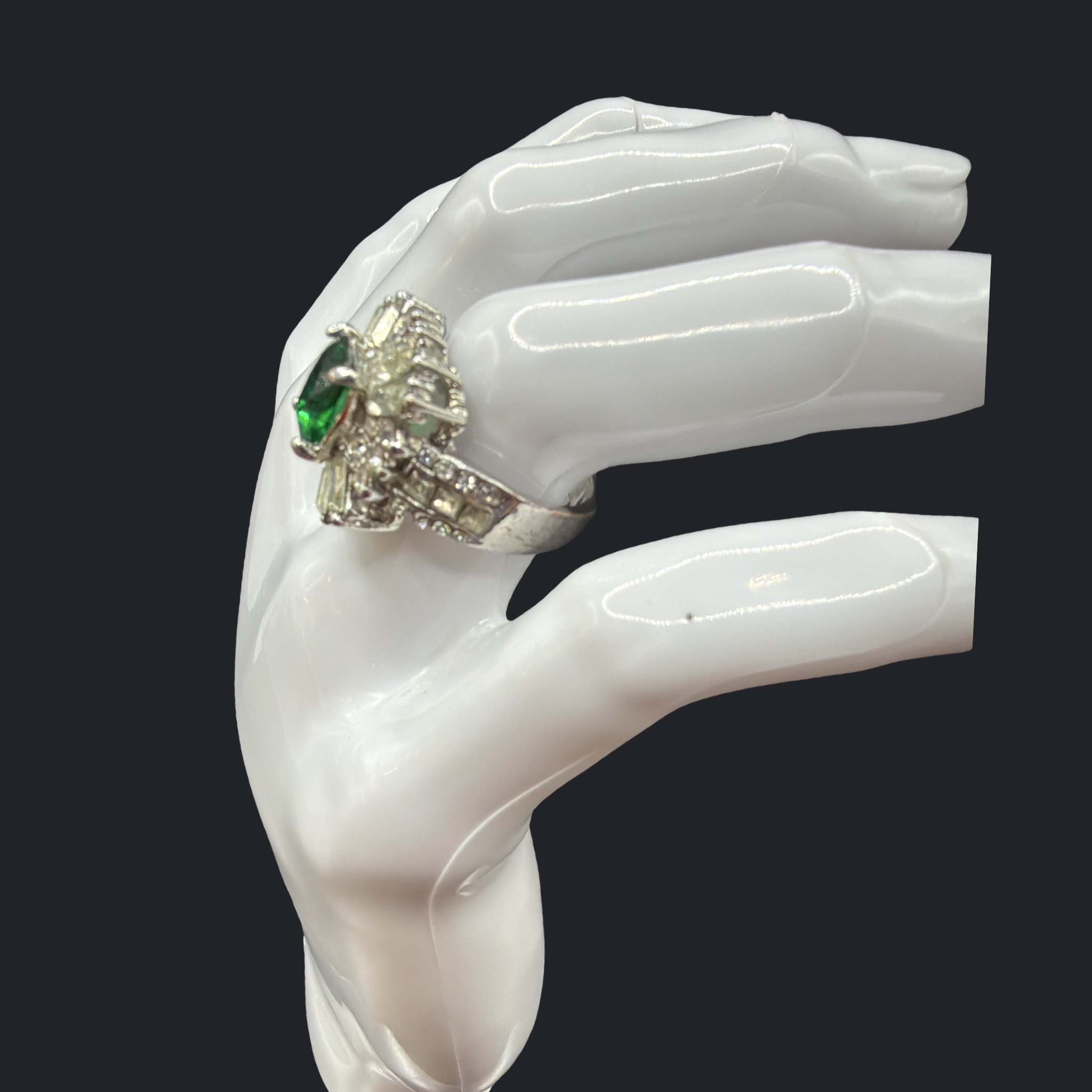 COSTUME GREEN GLASS RING