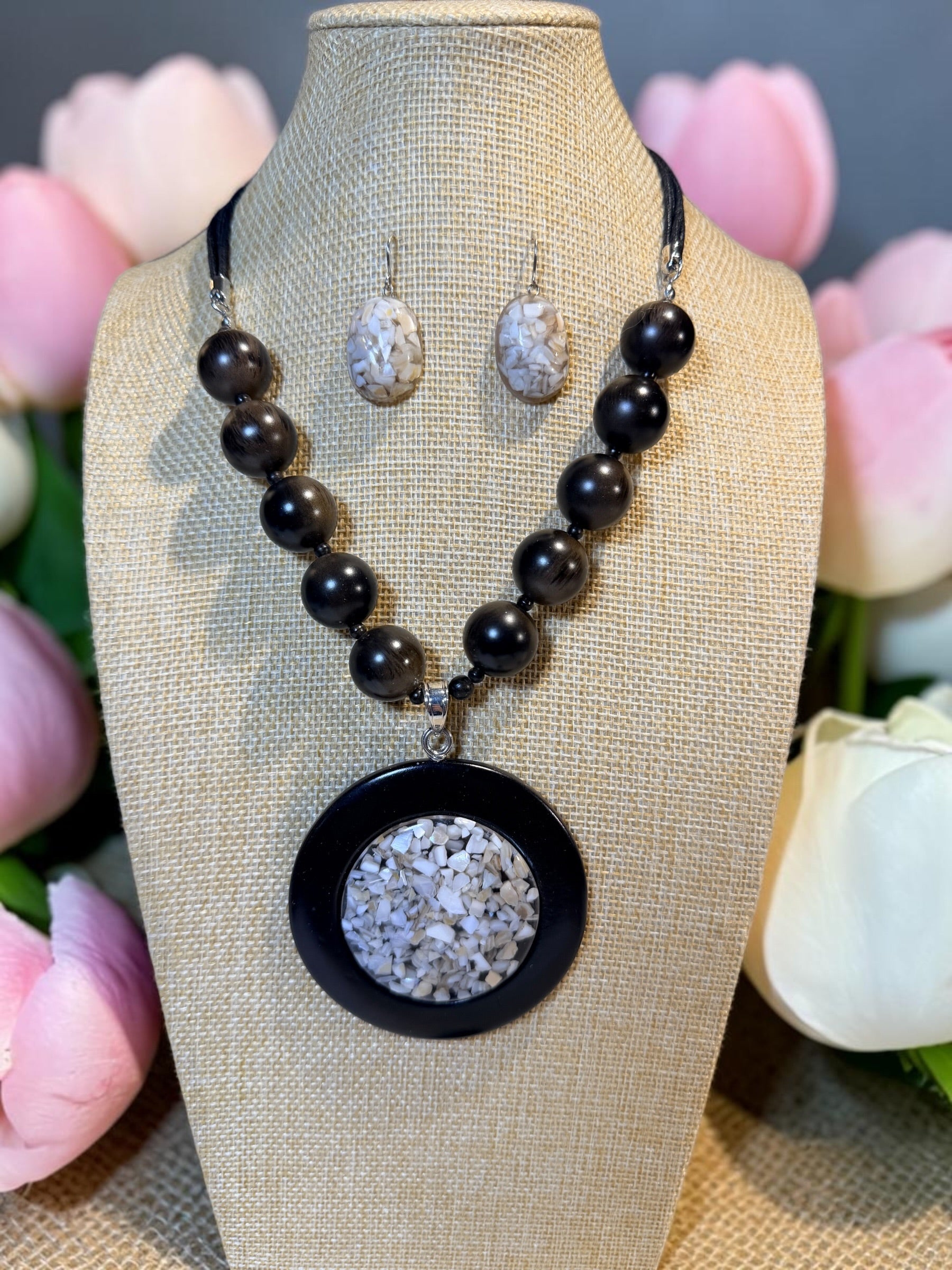 BLACK NECKLACE & EARRINGS SET