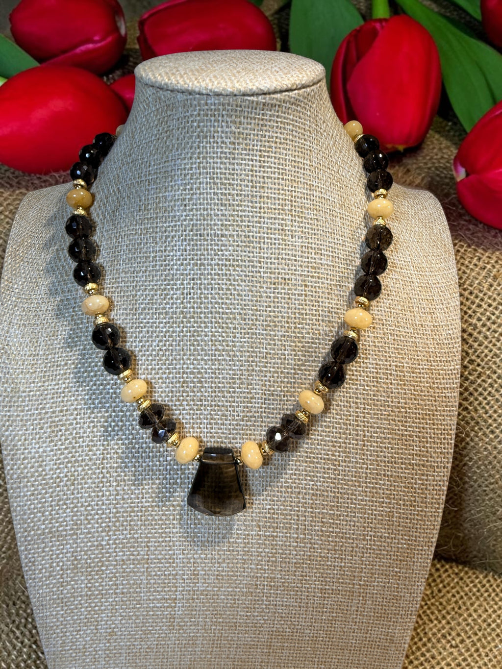 GLASS BEADED NECKLACE