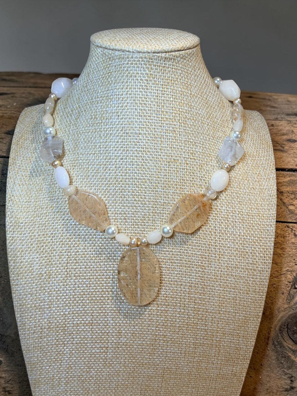 GLASS BEADED NECKLACE