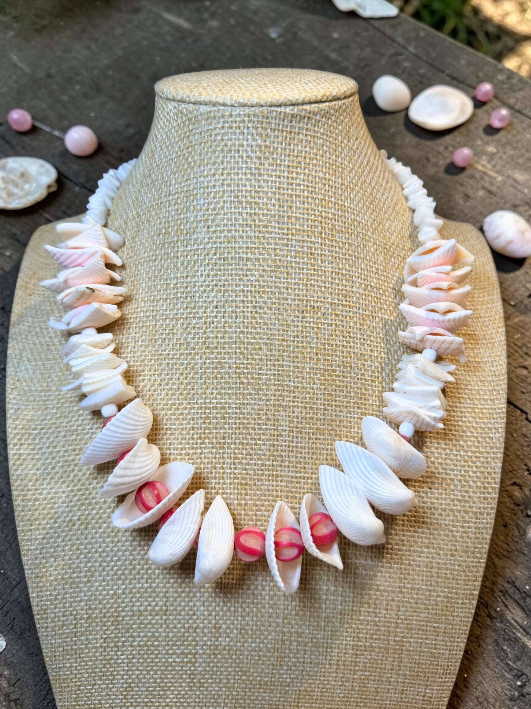SHELL W/ BEAD NECKLACE