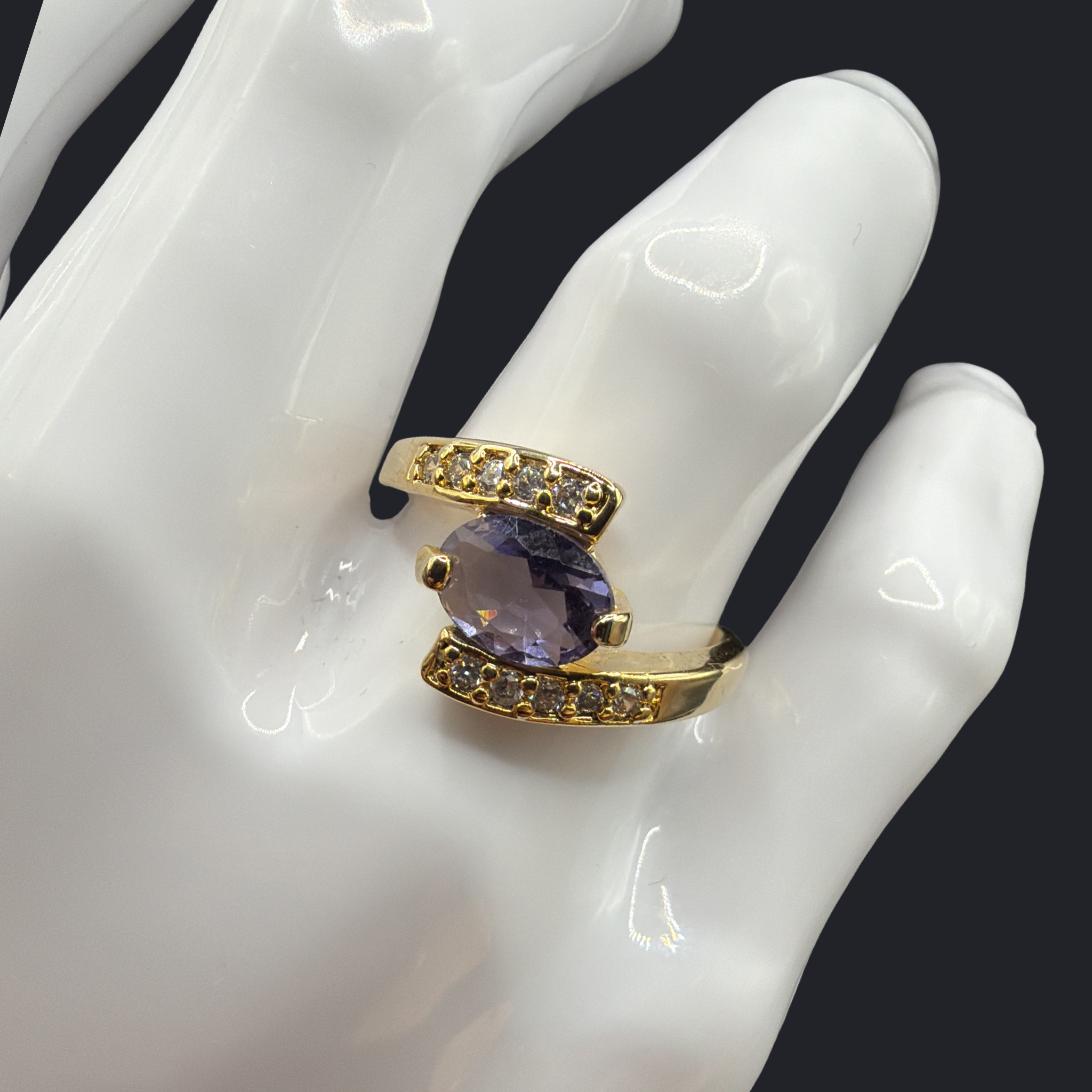 OVAL CUT GLASS STONE RING