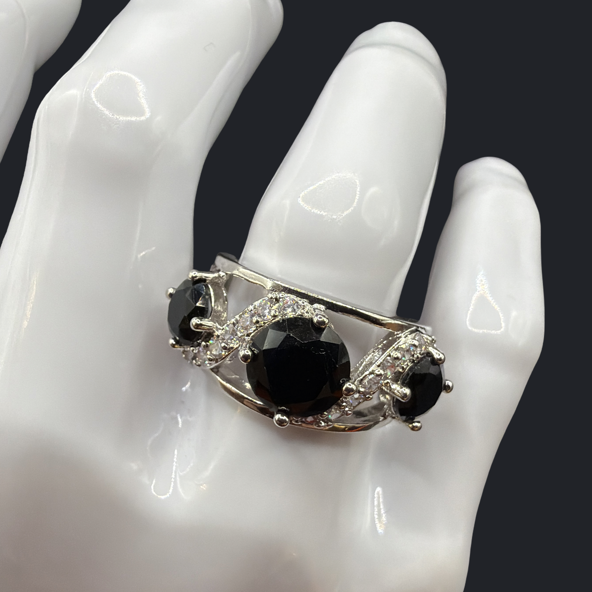 BLACK GLASS RING
