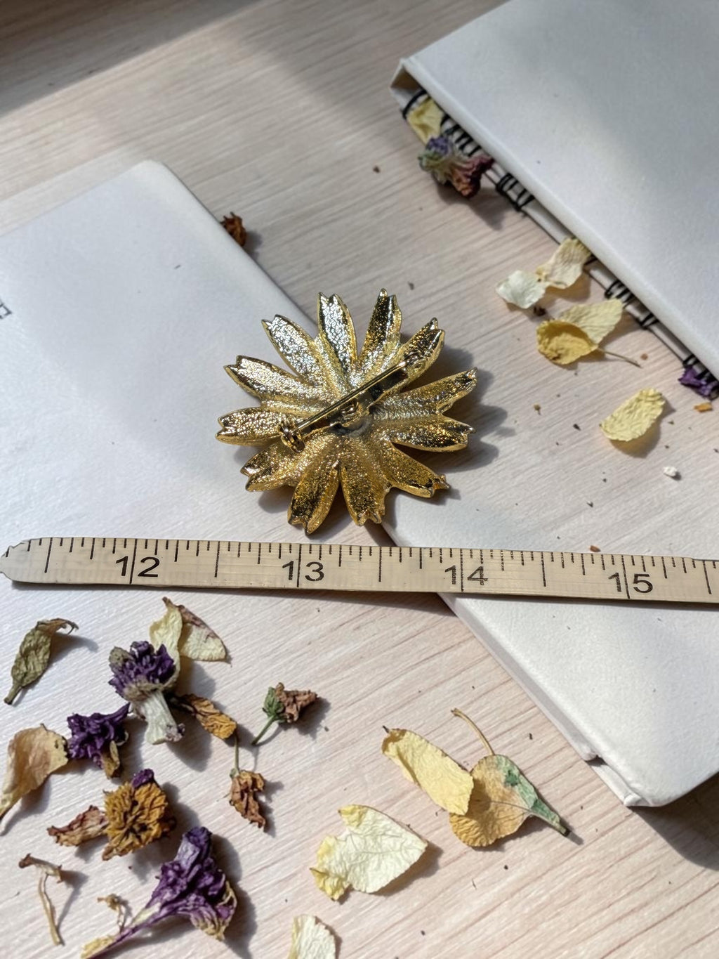 VINTAGE GOLD FLORAL BROOCH