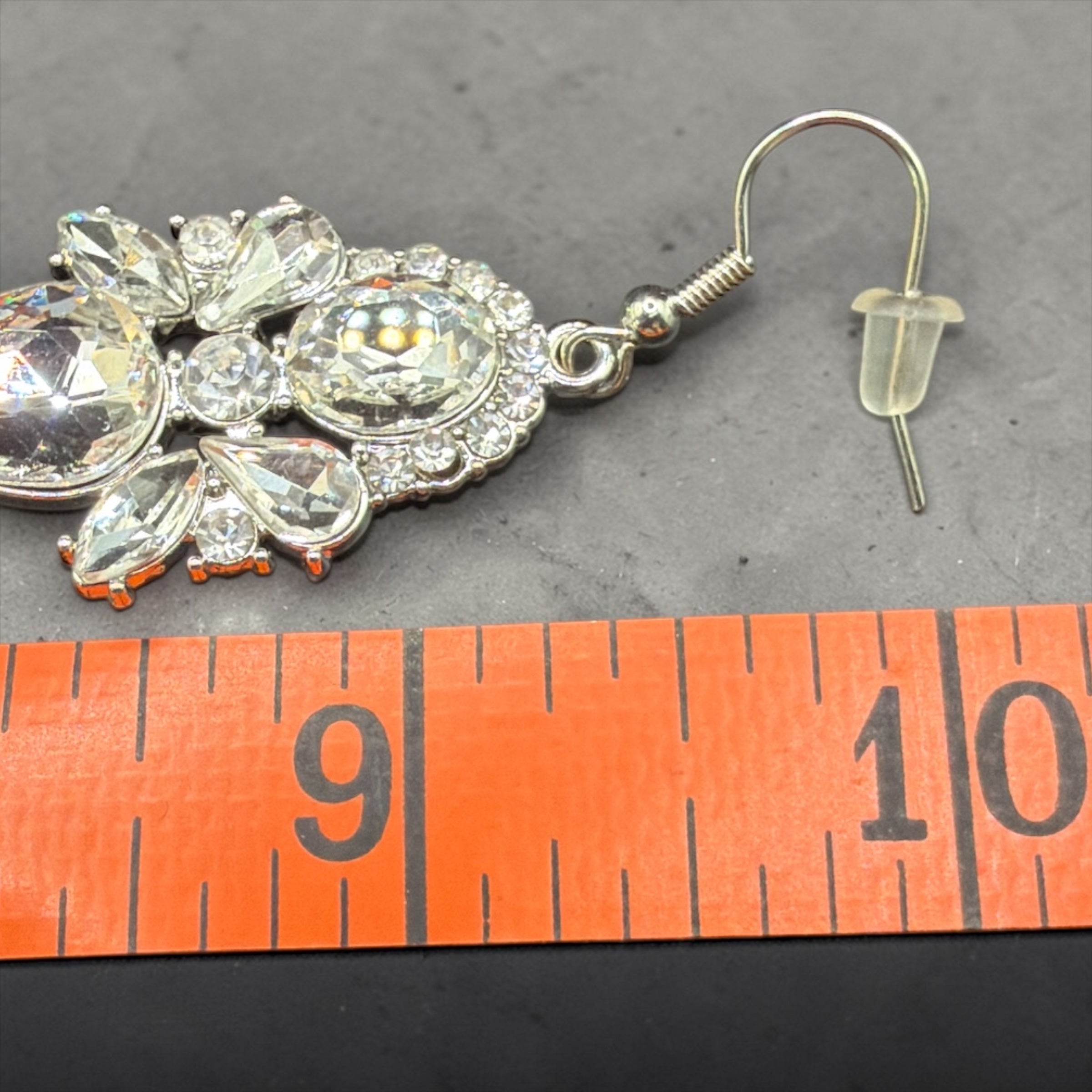 GLASS CLEAR TEARDROP STONES EARRINGS