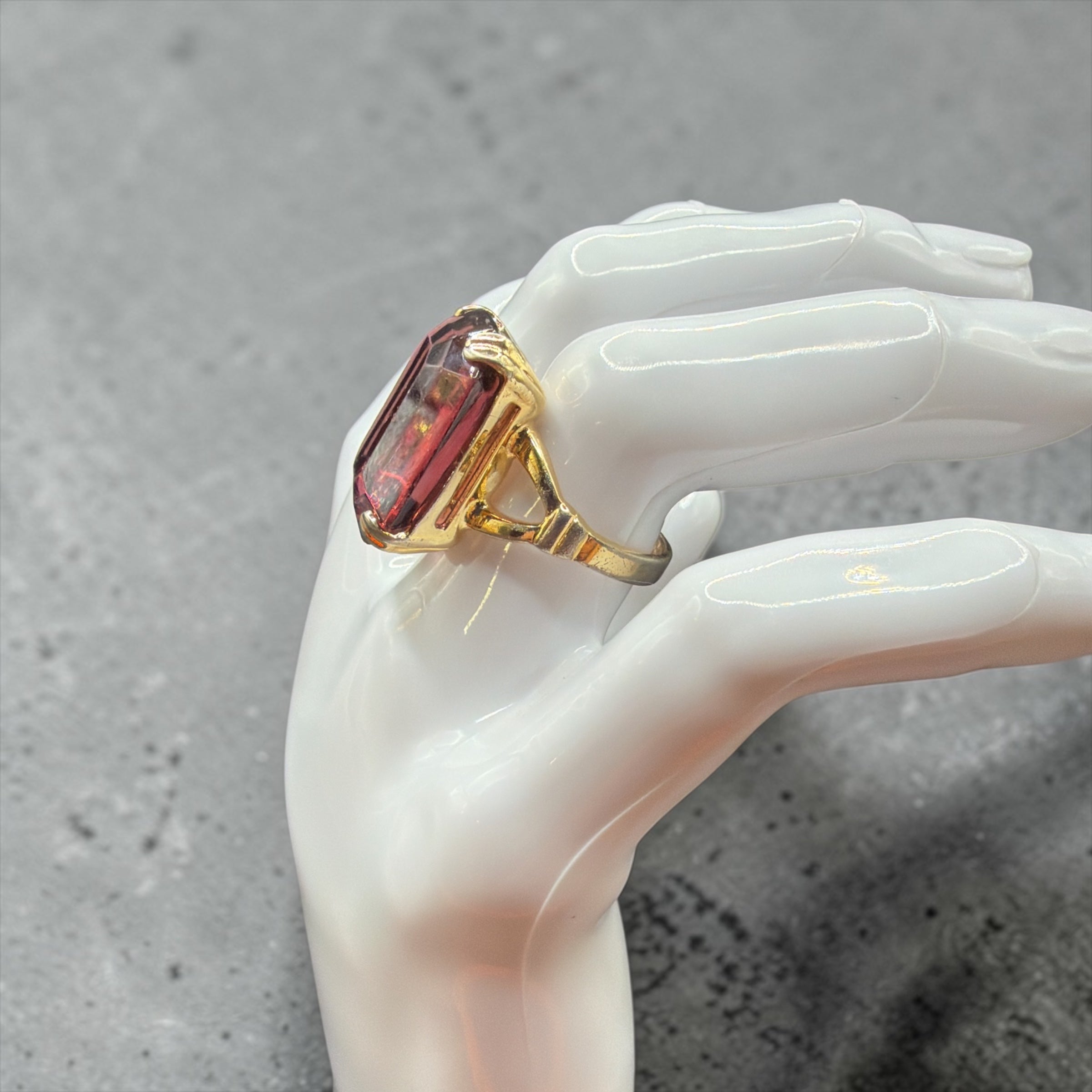 VINTAGE LARGE PURPLE GLASS STONE RING