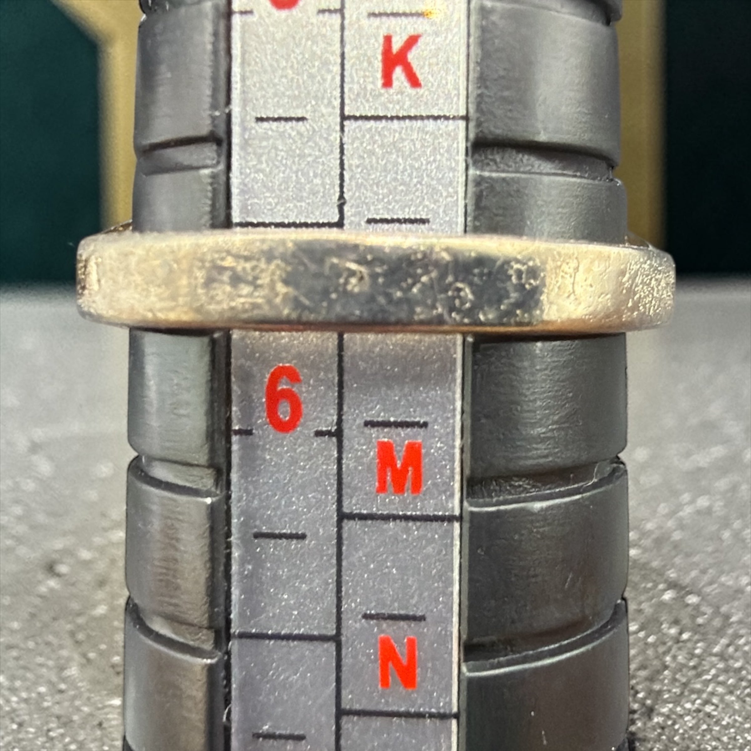 VINTAGE LARGE PURPLE GLASS STONE RING