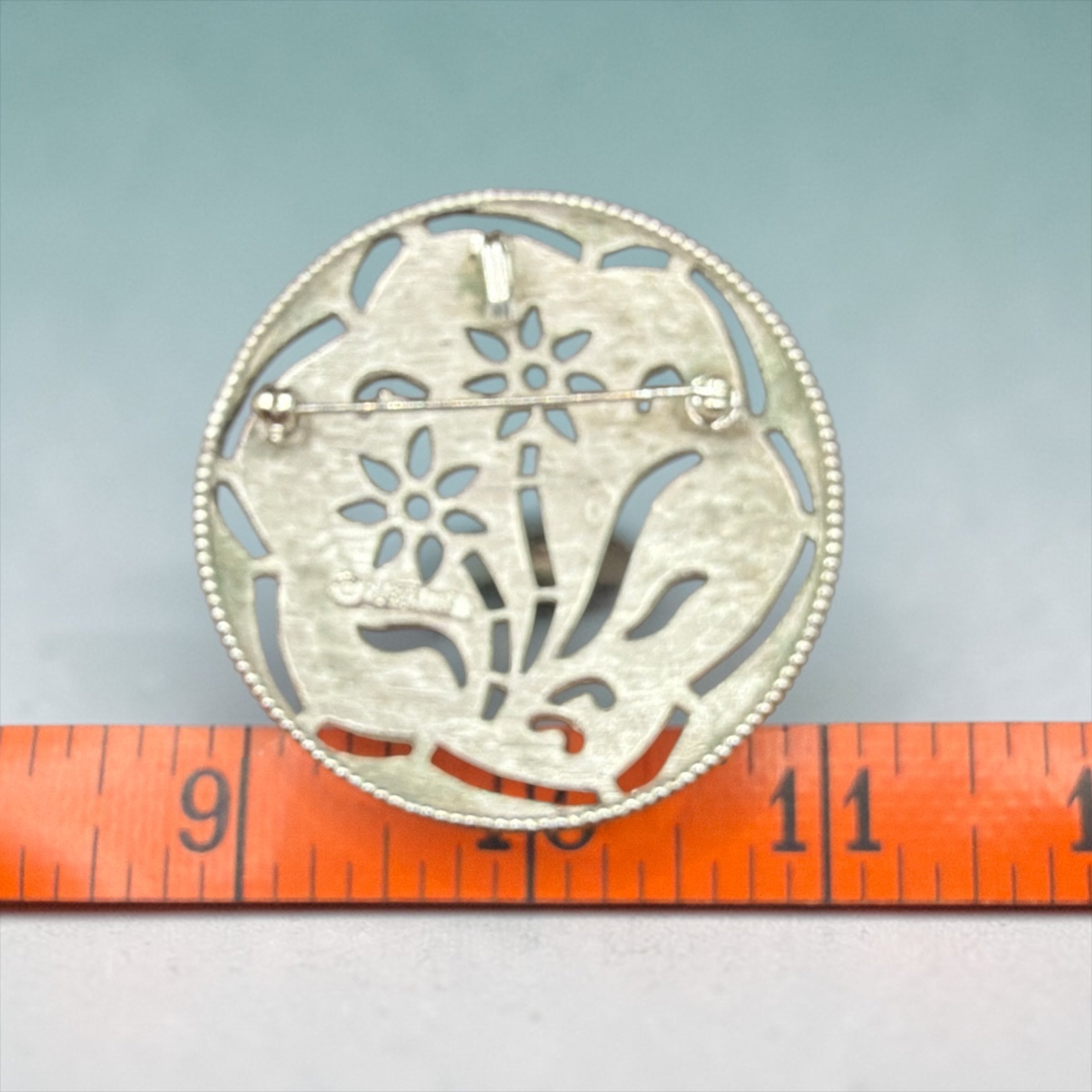 VINTAGE SARAH COVENTRY PENDANT OR BROOCH